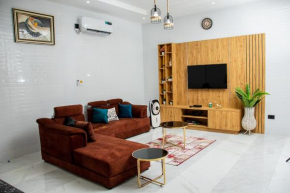 NIFEWAT APARTMENT,2 bedroom apartment NICE SUITE with pool, gym,Netflix, WiFi and sitting out area